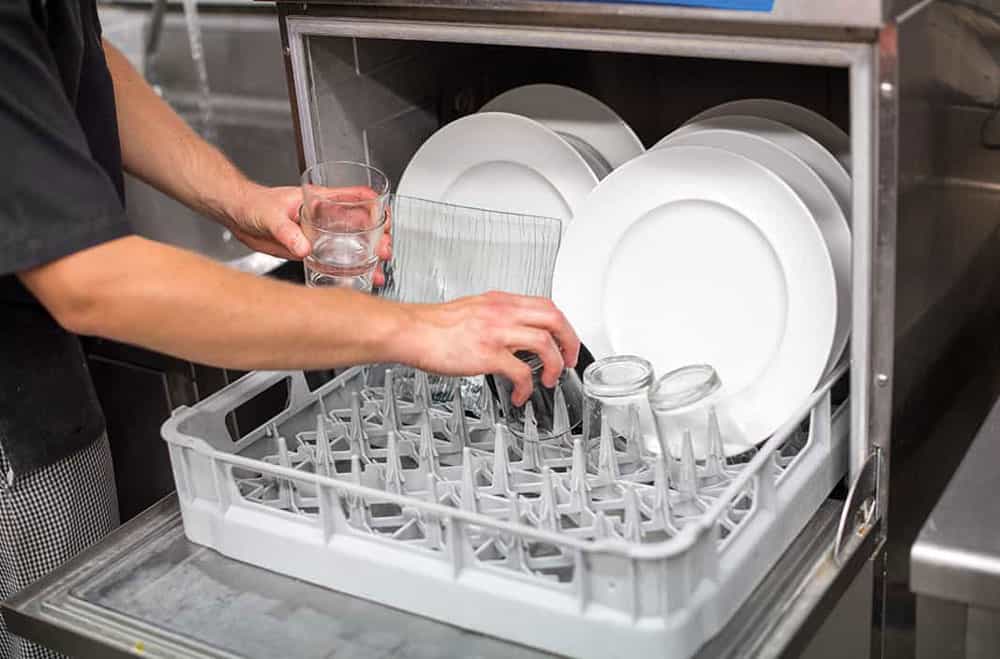 Tezgahaltı bulaşık makineleri saatte 500 tabak civarında yıkama yapabilir.